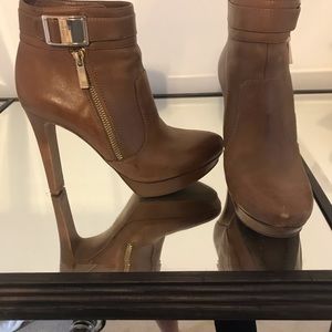 Vince Camuto platform 5” booties